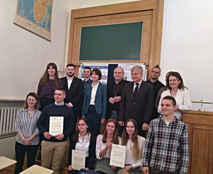 Ilustracja: Najlepsze prace dyplomowe z zakresu kartografii, geomatyki i geoinformacji <br />
Uczesnlicy finału (z dyplomami), organizatorzy i jury
