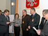 Ilustracja: <b class=pic_title>I nagroda dla zespołu geodetów z Wojewódzkiego Biura Geodezji w Białymstoku pod kierownictwem Barbary Sielawy (na fot. druga od lewej) za założenia do projektu scalenia gruntów obiektu Andryjanki ? Siekluki, gm. Boćki (pow. 2322 ha)</b> <br />
<br />
<b class=pic_author>fot.  AW</b><br />
<br />
