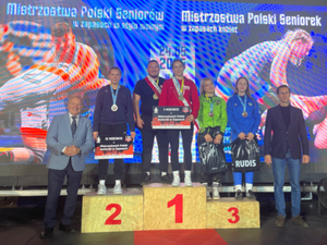 Ilustracja: Studentka geodezji medalistką mistrzostw Polski w zapasach <br />
Podium Mistrzostw Polski Seniorek w Pelplinie