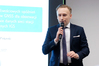 Ilustracja: <b class=pic_title>Konkurs na najlepsze prace dyplomowe obronione na kierunku geodezja i kartografia w 2020/2021 roku. Uroczyste wręczenie nagród</b> <br />
<br />
<b class=pic_description>Mateusz Grzegorz Piskorski prezentuje nagrodzoną pracę pt. "Analiza międzyczęstotliwościowych opóźnień sprzętowych odbiorników GNSS dla obserwacji kodowych na podstawie danych sieci stacji referencyjnych IGS"</b> <br />
<br />
<b class=pic_author>fot.  Damian Czekaj</b><br />
<br />
